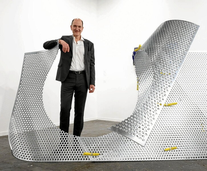 Ignacio Mugica junto a la escultura «Dicotileon», de Asier Mendizabal.