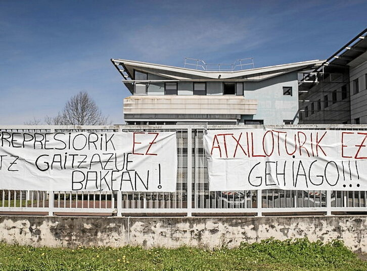 Atxiloketak salatzeko pankartak, komisarian.