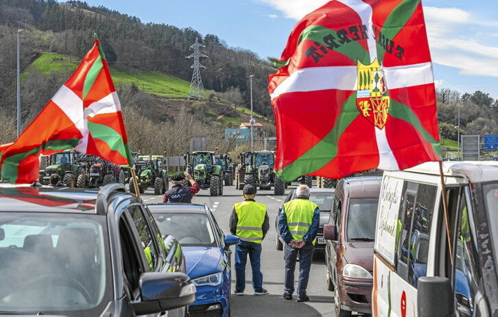 Tractores llegados de ambos lados del Bidasoa tomaron ayer el paso de Biriatu.
