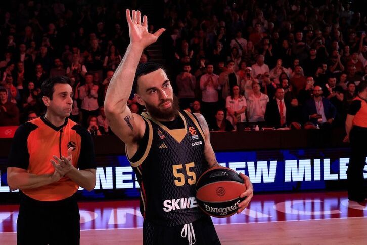 Mike James saluda a los aficionados del Gaston Medecin tras obtener el récord de máximo anotador de la historia de la Euroliga.