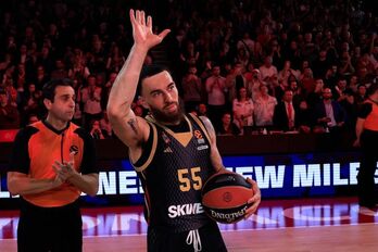 Mike James saluda a los aficionados del Gaston Medecin tras obtener el récord de máximo anotador de la historia de la Euroliga.