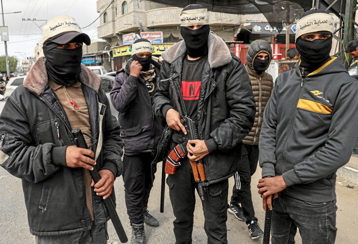 Herri Babeserako Batzordeetako kide kaputxadunak, elikagaien prezioak kontrolatzen.