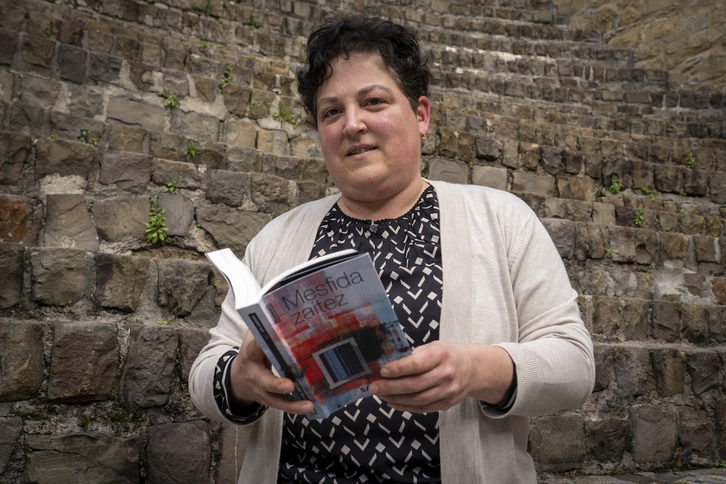 Bea Salaberri, Txalapartarekin argitaratu duen liburuarekin.