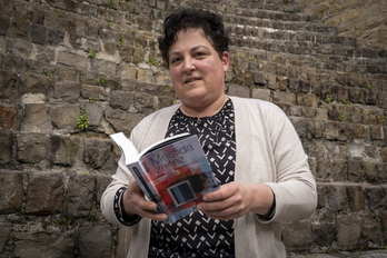 Bea Salaberri, Txalapartarekin argitaratu duen liburuarekin.