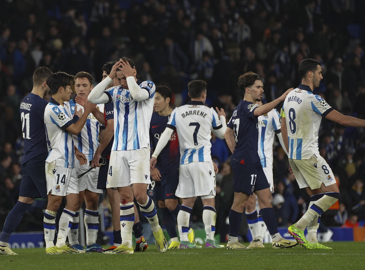 Los jugadores de la Real, con Barrenetxea al fondo, al final del partido con el PSG.