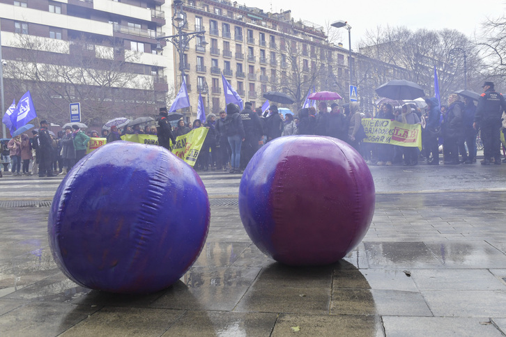 Dos grandes pelotas moradas han sido lanzadas al Parlamento de Nafarroa, porque la publificación de los cuidados «está en su tejado».