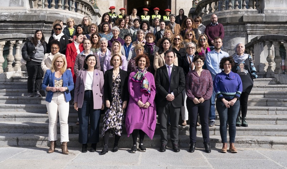 Concentración celebrada por el Ayuntamiento de Bilbo.