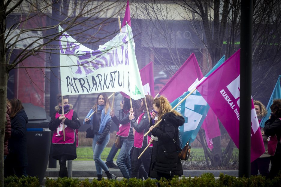 Banderas al viento en la marcha celebrada por ELA en Gasteiz.
