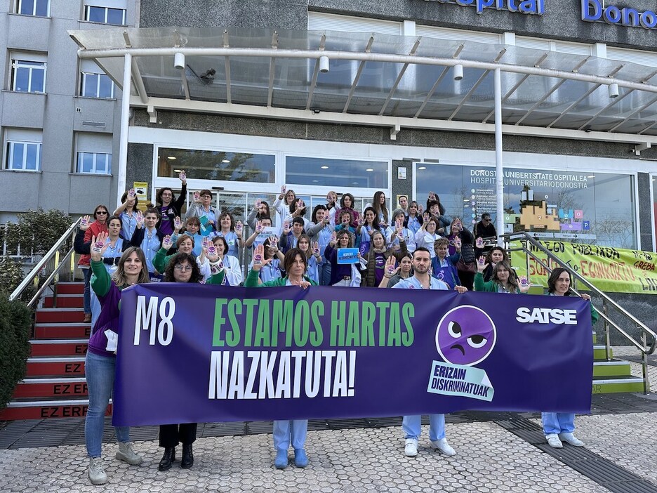 Concentración de enfermeras en el Hospital Donostia.