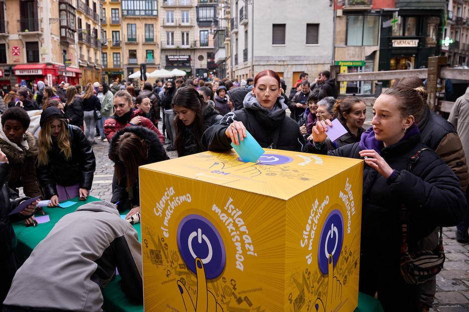 Jóvenes participan en la campaña ‘Silencia el machismo’ en Iruñea.