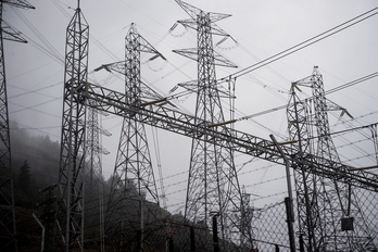 Determinar la procedencia de la energía que se vierte a la red eléctrica es imposible.