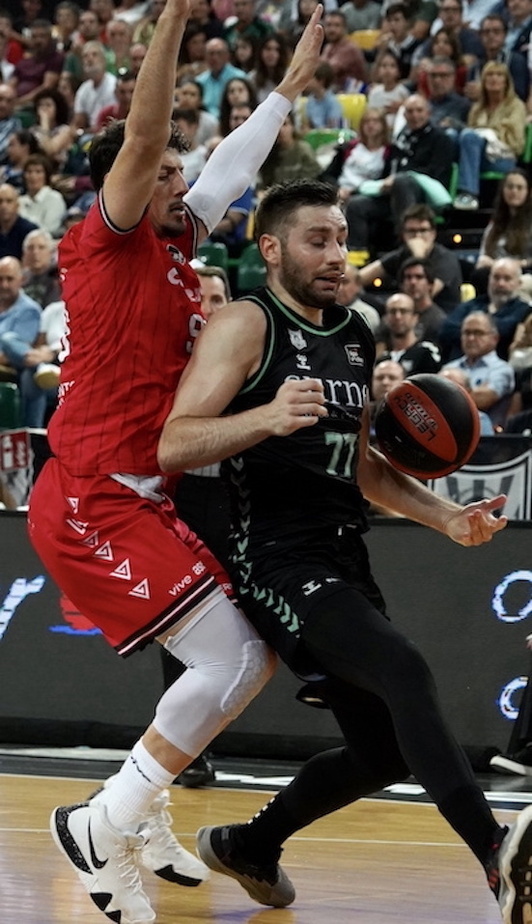 Kristian Kullamae volverá al juego, precisamente ante el Granada, el rival contra el que mejor jugó en la primera vuelta.