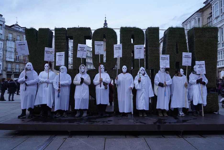 Las víctimas mortales de la violencia machista, recordadas así en Gasteiz.