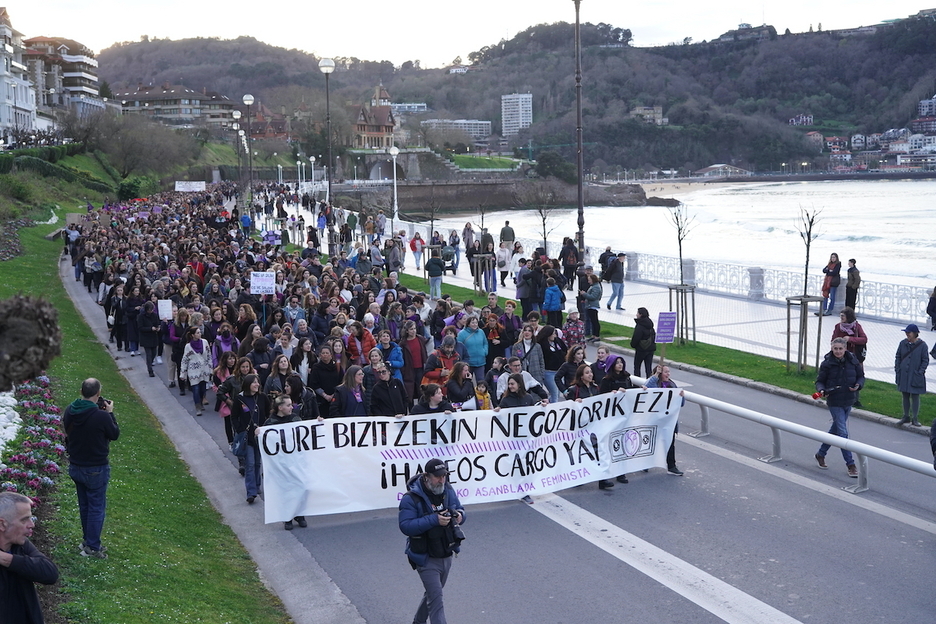 La marcha de Donostia avanza por el paseo de la Concha.