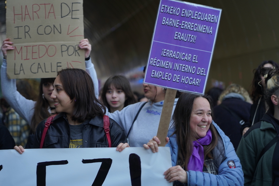 Ambiente festivo en el túnel del Antiguo, punto de partida en Donostia.