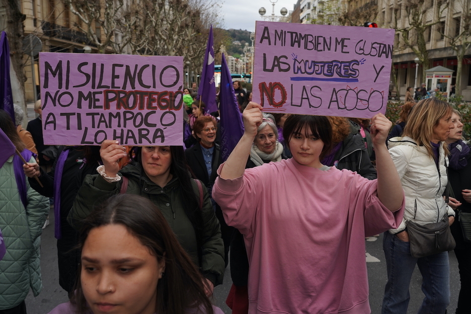 Mensajes imaginativos y punzantes en las marchas.