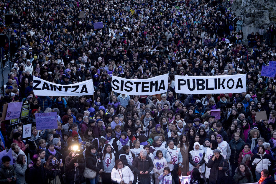 Llenazo en la Plaza de la Virgen Blanca.