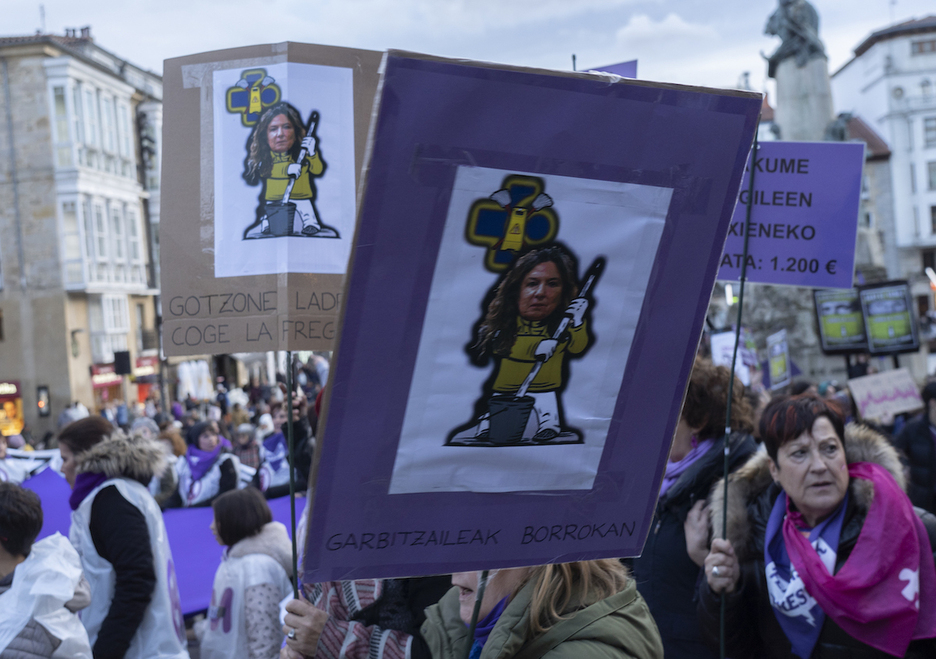 Las limpiadoras en huelga han emplazado así a la consejera Sagardui.