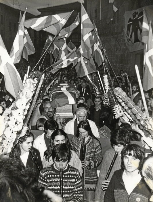 Ezkerretik eskuinera, Monzonen hilkutxa San Pedro Elizan sartzen; 1977an, Askatasun Ibilaldian; eta, mugan, Polizia espainolak gorpua bahitu zuenekoa.