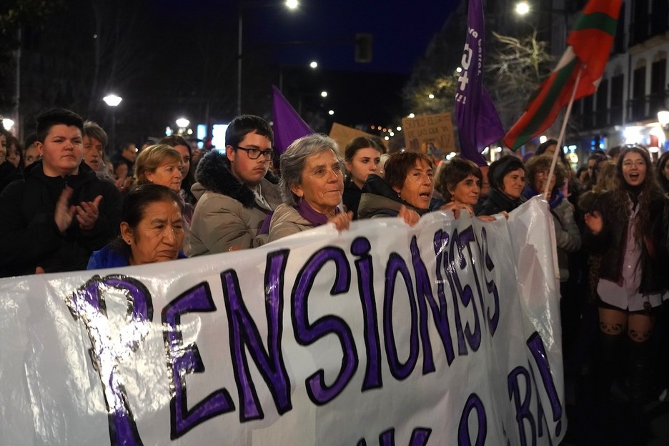 Pensionistas y jóvenes, codo con codo en Donostia.