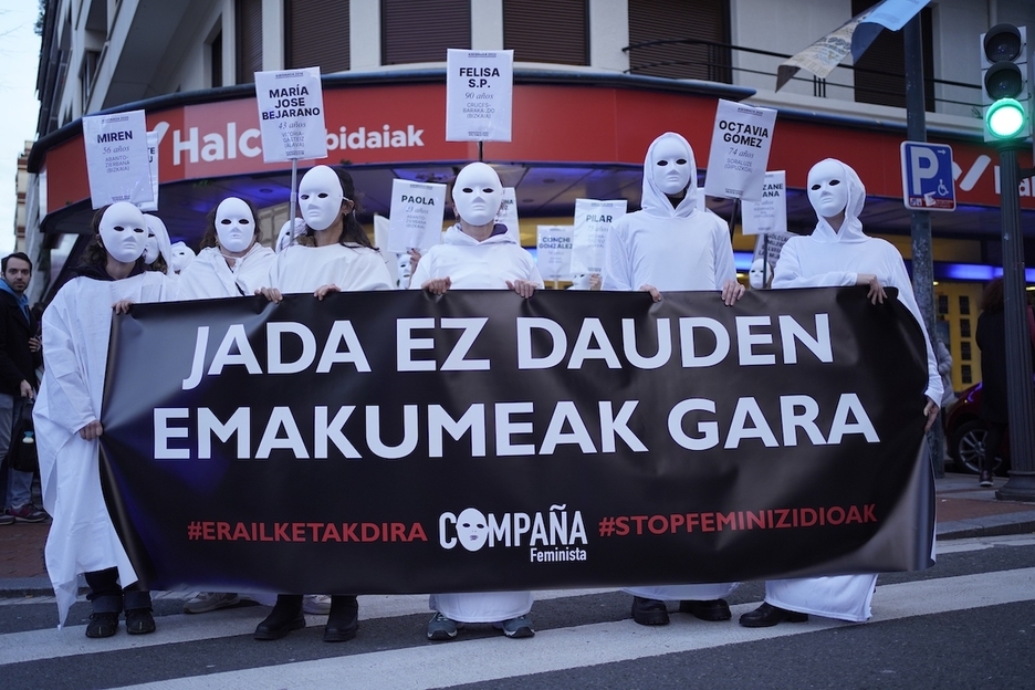 Compaña Feminista ha hecho en Bilbo esta acción para visibilizar a las víctimas de la violencia machista.