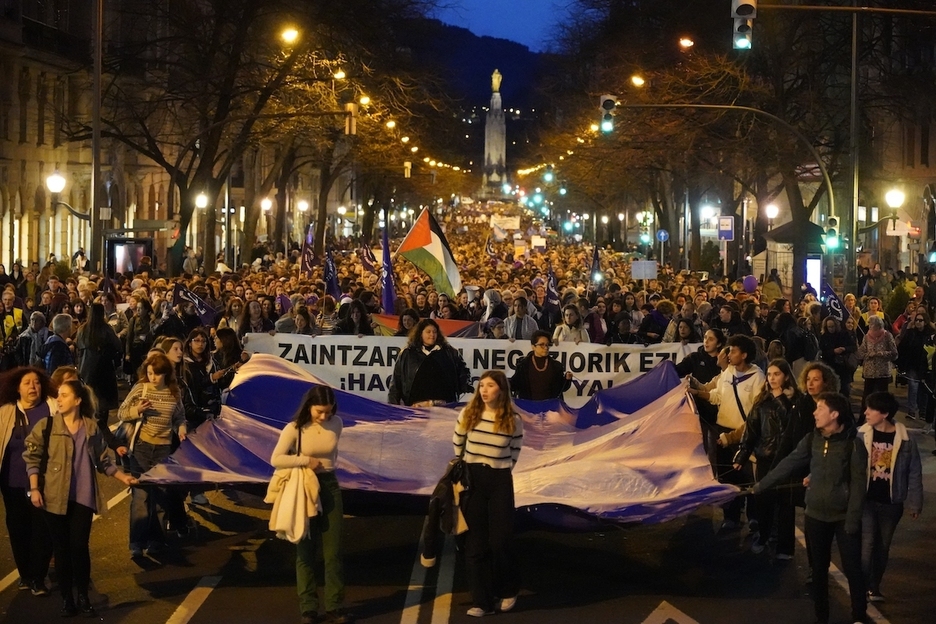 La manifestación de Bilbo recorriendo la Gran Vía.