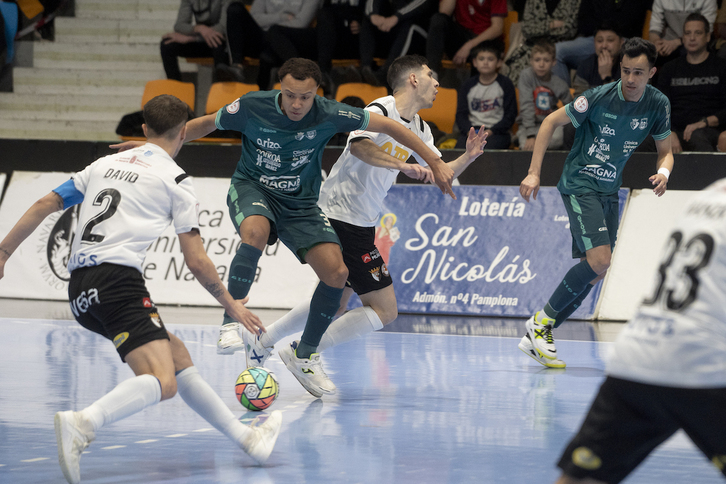 Dos partes bien diferentes ha tenido el derbi disputado en Anaitasuna.