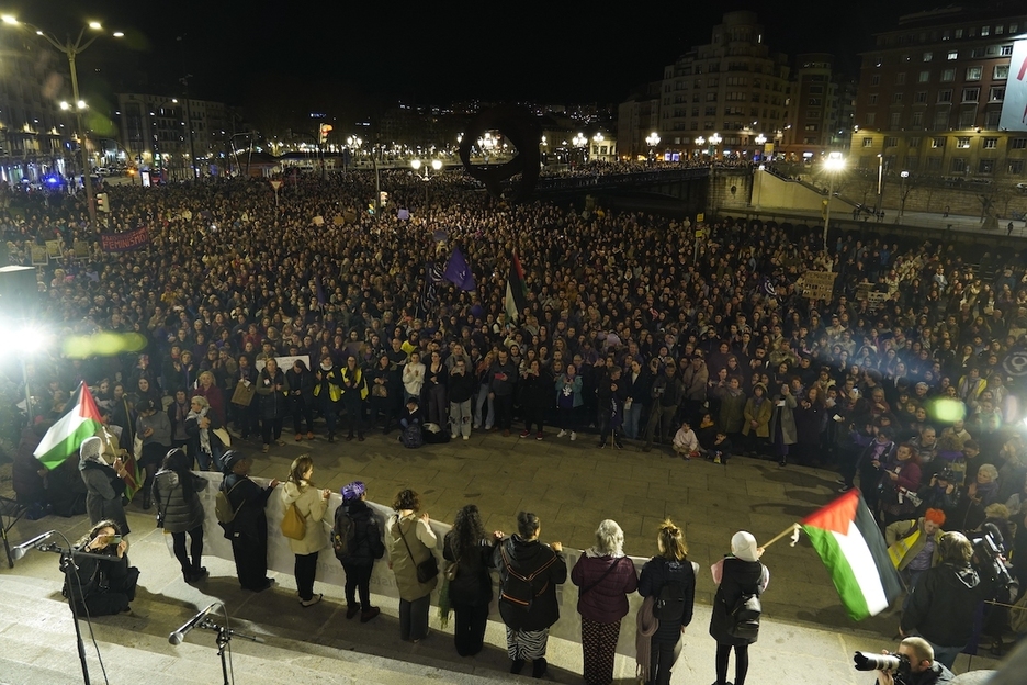 La plaza del Ayuntamiento de Bilbo repleta de gente.