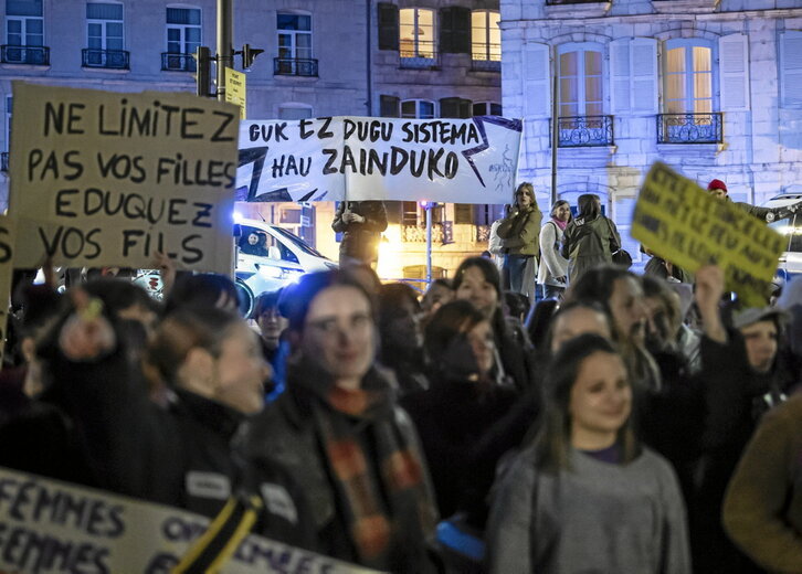 Kolektibo feministek Baionan eginiko martxan mezu azkarrak zabaldu zituzten, hala nola zaintza sistemaren inguruan.