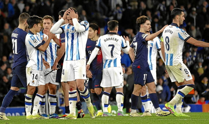 Los jugadores de la Real, al final del partido con el PSG, con Barrenetxea al fondo, que acabó tocado y no jugará en Granada.