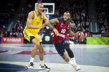 Cody Miller-McIntyre ataca la débil defensa del Alba Berlín.