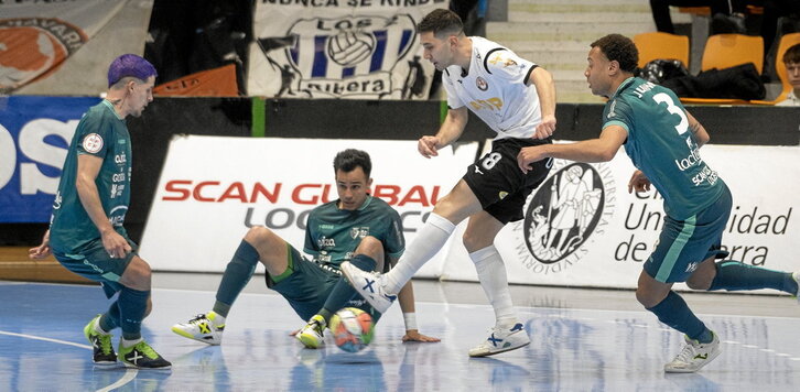 Osasuna Magna y ATP Iluminación Tudelano pelearon cada balón en el derbi disputado en Anaitasuna.