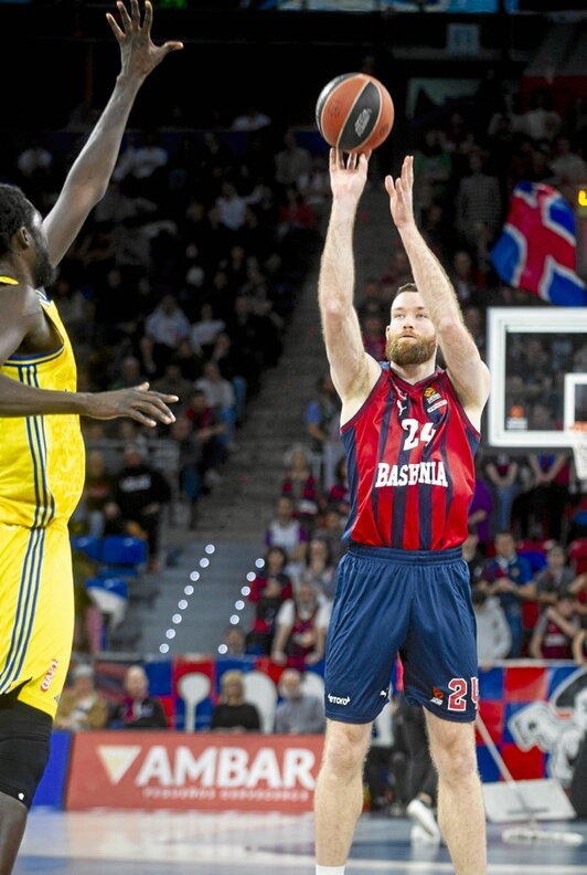 Costello busca el tiro ante Koumadje.