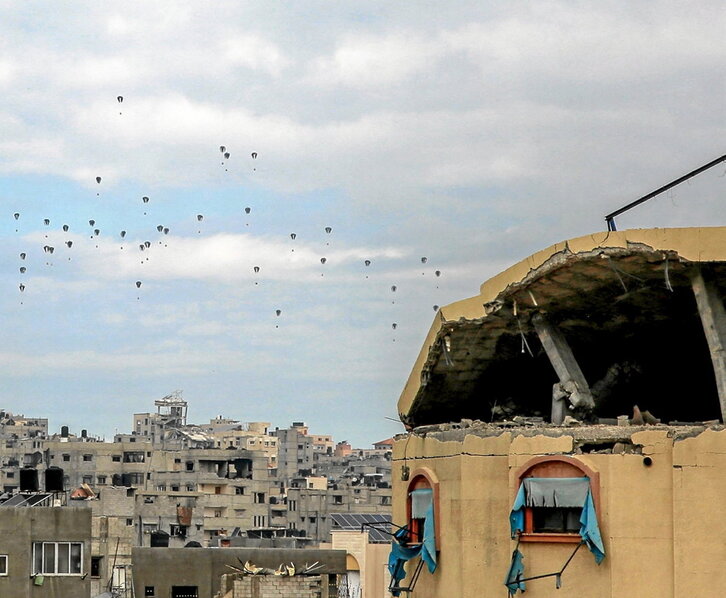 Varios paracaídas de la ayuda lanzada sobre Gaza no se abrieron y mataron a cinco personas.