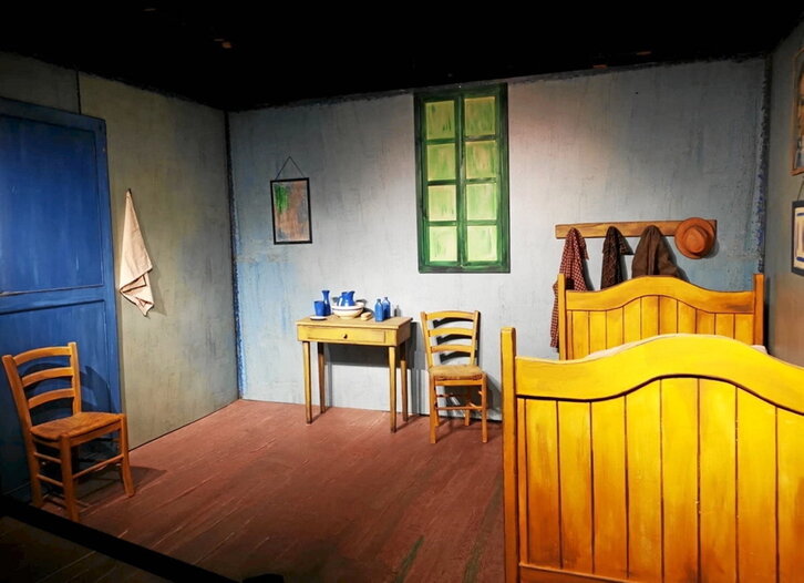 Van Goghek margotutako gela barruan gaudela dirudi.