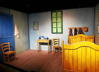 Van Goghek margotutako gela barruan gaudela dirudi.