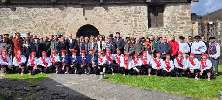 Beasainen elkartu dira Gipuzkoako hamarnaka dantzari.