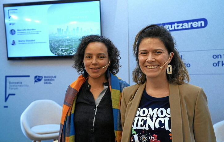 Las investigadoras Marcelle Mardon y Marta Olazabal, antes de comenzar la ponencia titulada «Las ciudades ante el cambio climático».