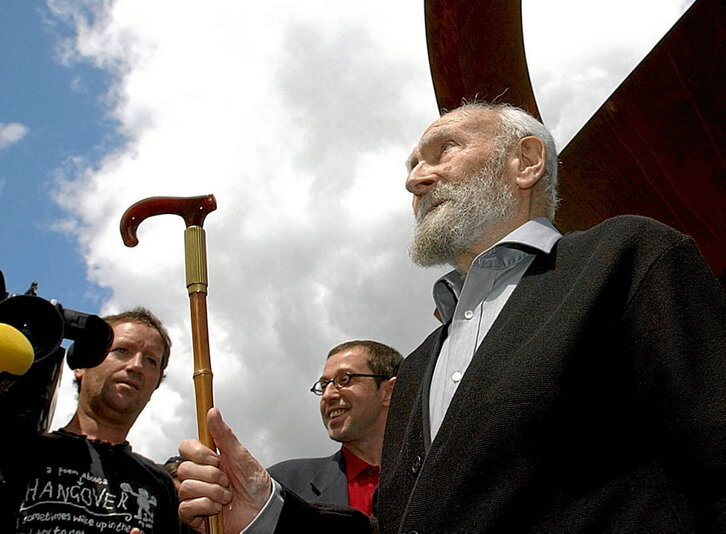 Jorge Oteiza, en 2002, en la inauguración de su escultura situada en el bilbaino Campo de Volantín.