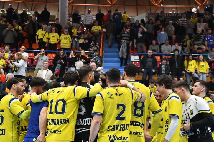 Los jugadores del Bidasoa hacen piña tras lograr el empate ante Benidorm.