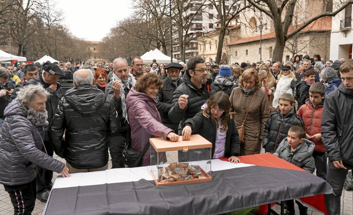 ”Bi ordu Palestinaren alde” lelopean, Yala Nafarroa elkarteak antolatutako diru-bilketa.