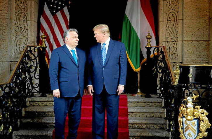 Viktor Orban y Donald Trump durante su reunión en la residencia este en Mar-a-Lago, Palm Beach, Florida.