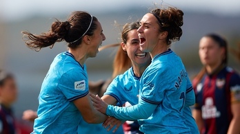 Maddi celebra el gol de la victoria con Nahikari y Bibi.