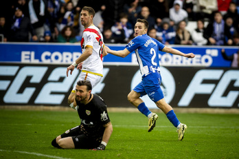 Gorosabel se dispone a celebrar el gol tras comprobar cómo ha superado a Dimitrievski con una picadita.