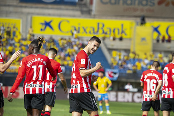 Guruzeta, Las Palmasen lehenengo gola ospatzen.