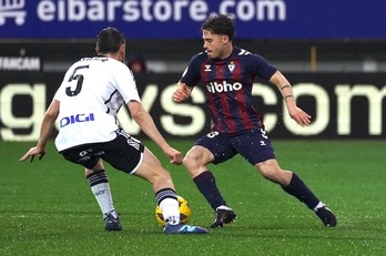 Los atacantes eibarreses han acabado el partido poco menos que inéditos. En la imagen, Mario Soriano frente al exarmero Atienza.