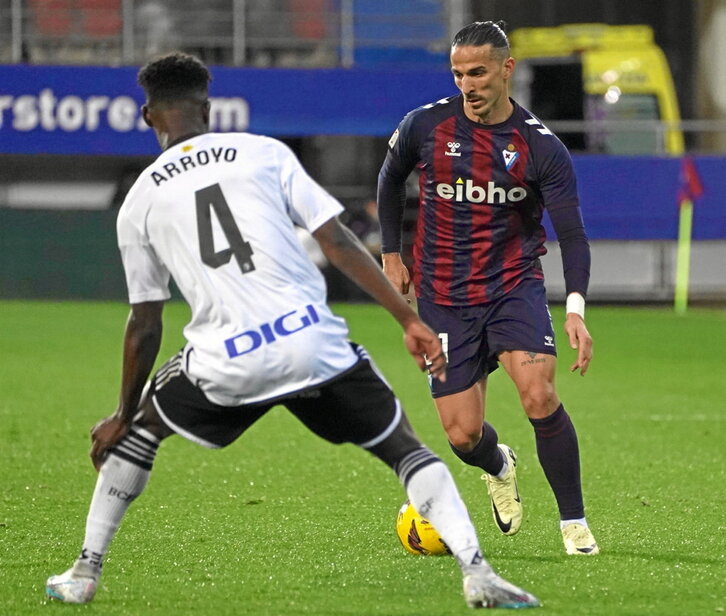 Ríos Reina estuvo tan gris como sus compañeros y nunca logró desbordar a Arroyo.