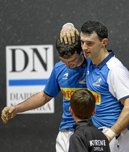 Jokin Altuna eta Julen Martija, partida amaieran, elkar zorionduz.