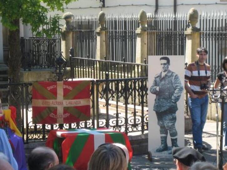 Bakearen eta Berradiskidetzearen Aldeko IV. Gernika Saria eman zioten 2008ko apirilaren 26an, Gernikan bertan.