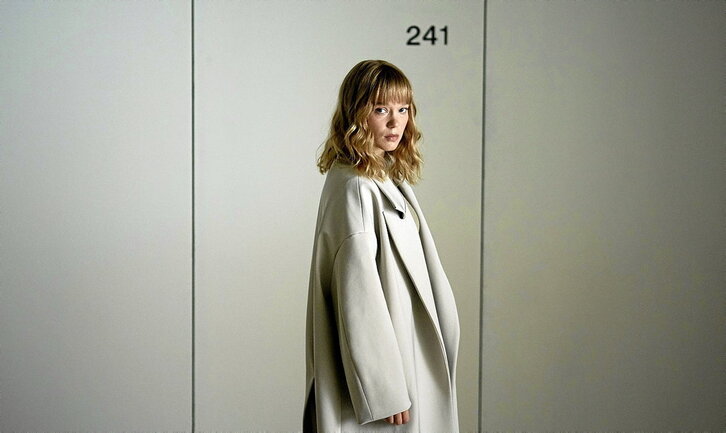 Léa Seydoux interpreta a Gabrielle, una mujer intentando borrar su insatisfacción en tres períodos distintos: 1910, 2014 y 2044.